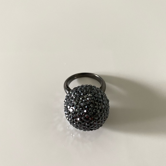 Dramatic crystal cocktail ring in SZ 7.5-8 - Picture 2 of 4